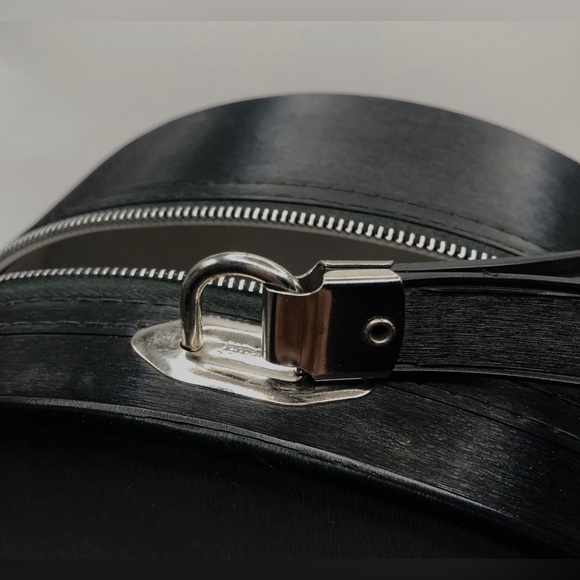 Sleek Vintage Round Zippered Cosmetic Travel Case - Picture 15 of 16